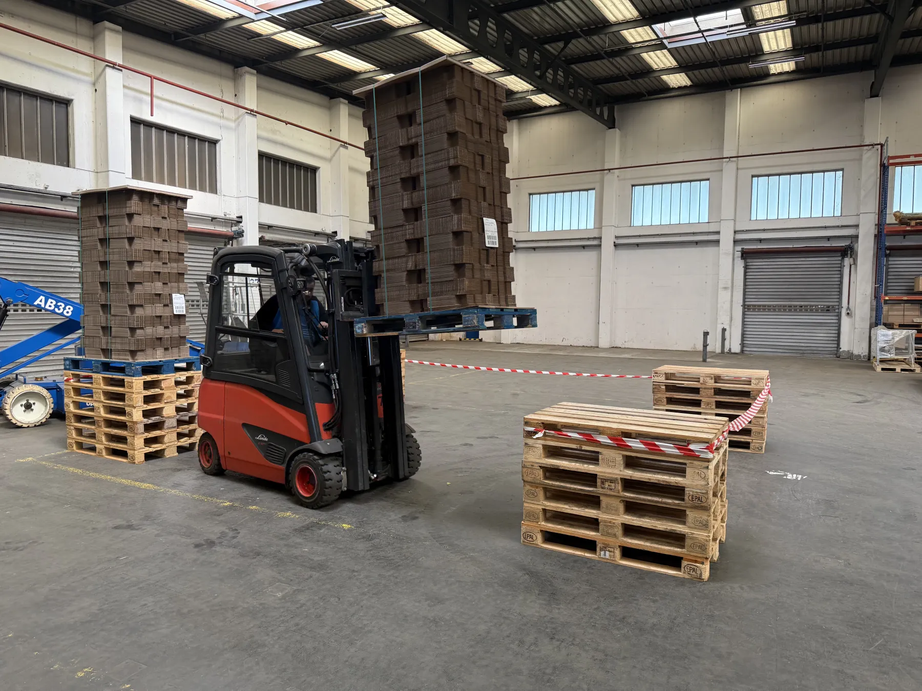 Staplertraining mit Palettenhindernissen