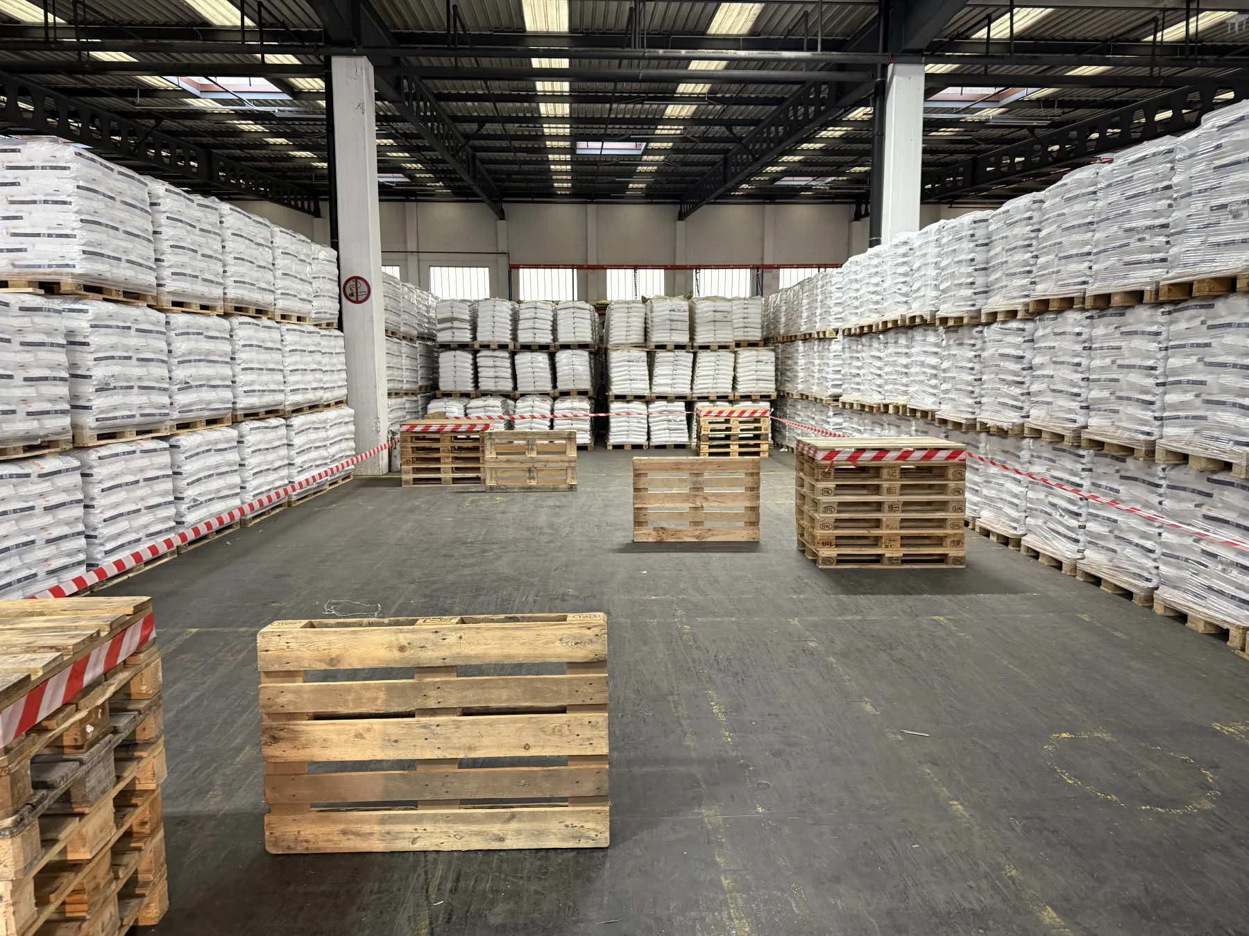 Praxissituation im Lager mit markierten Fahrwegen