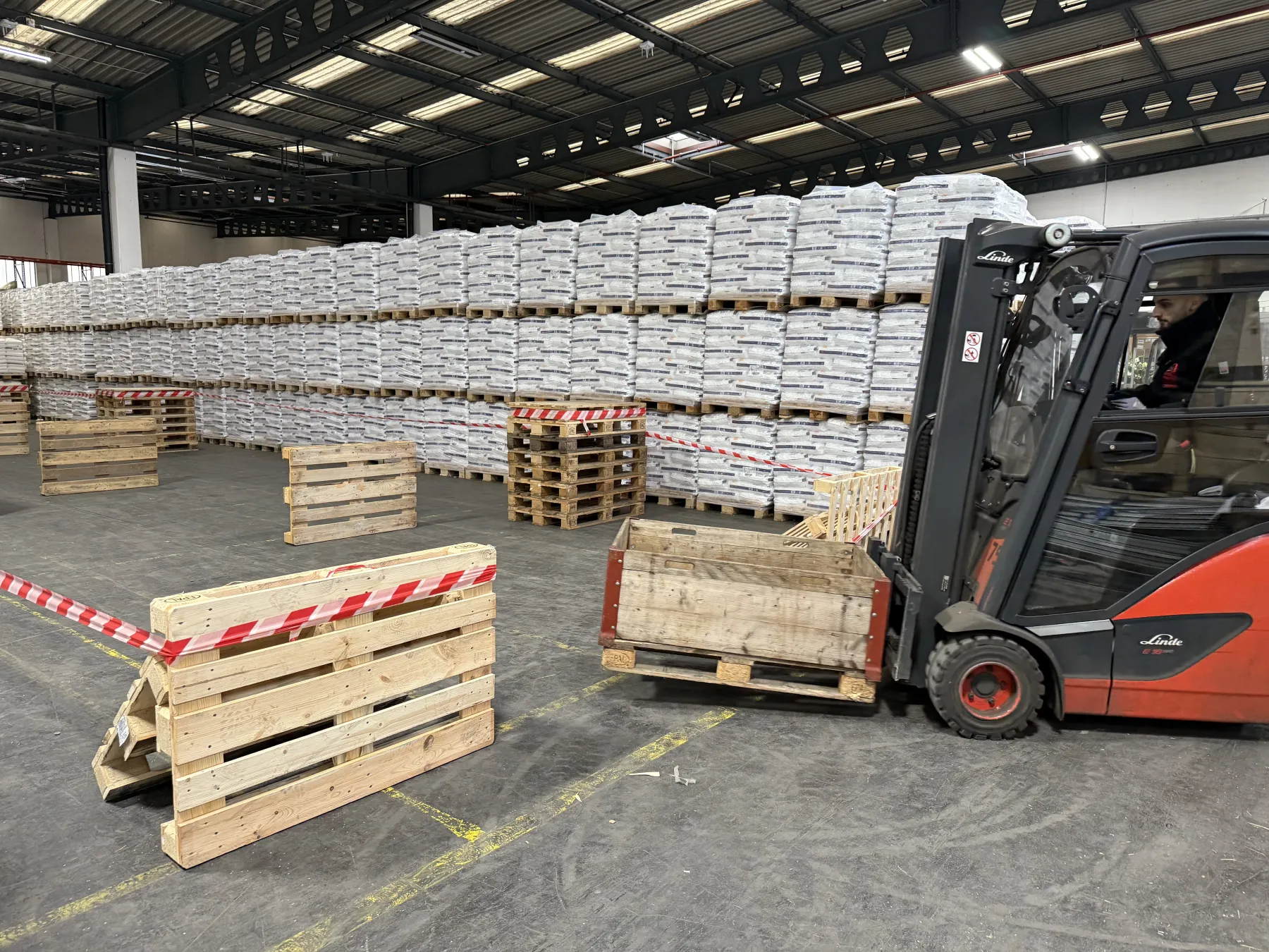 Gegengewichtsstapler im Slalom-Parcours